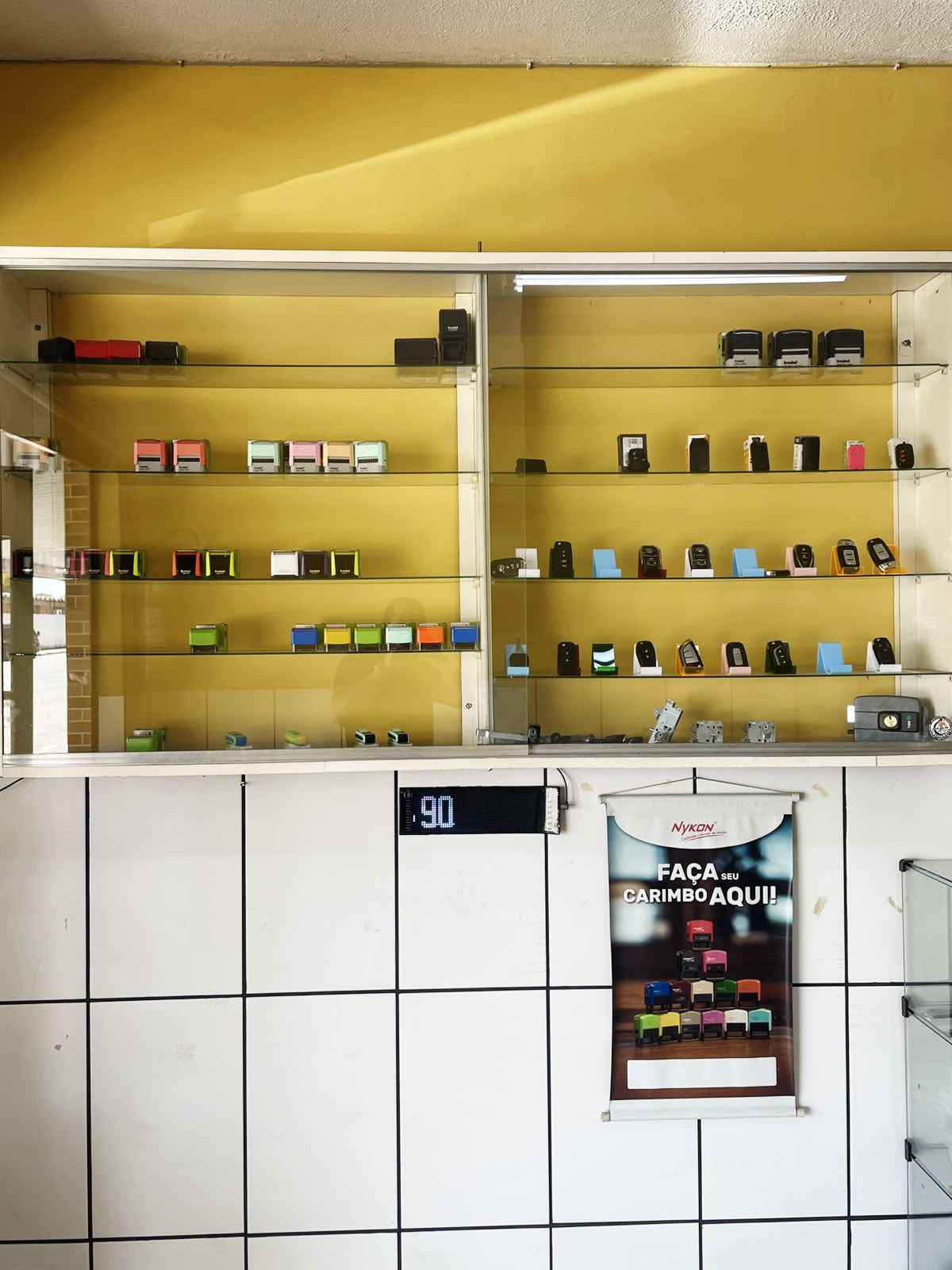 Mostruário de carimbos automáticos Nykon e Trodat na Lima Chaves